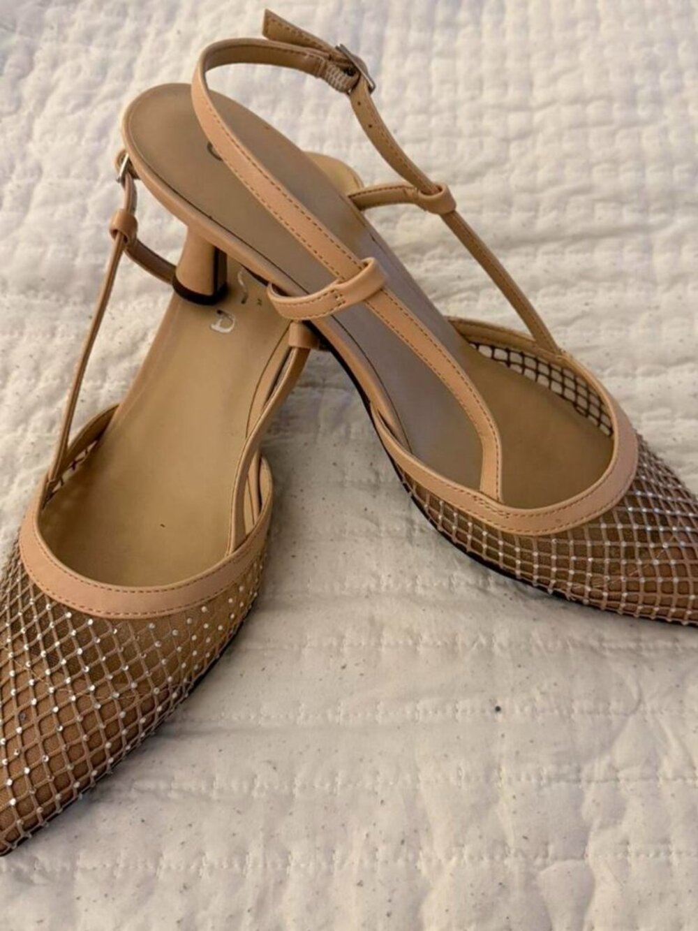 Unisa Women's Tan and Gold Courts